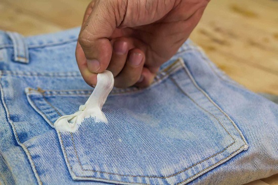 Como tirar Chiclete da Roupa Jeans