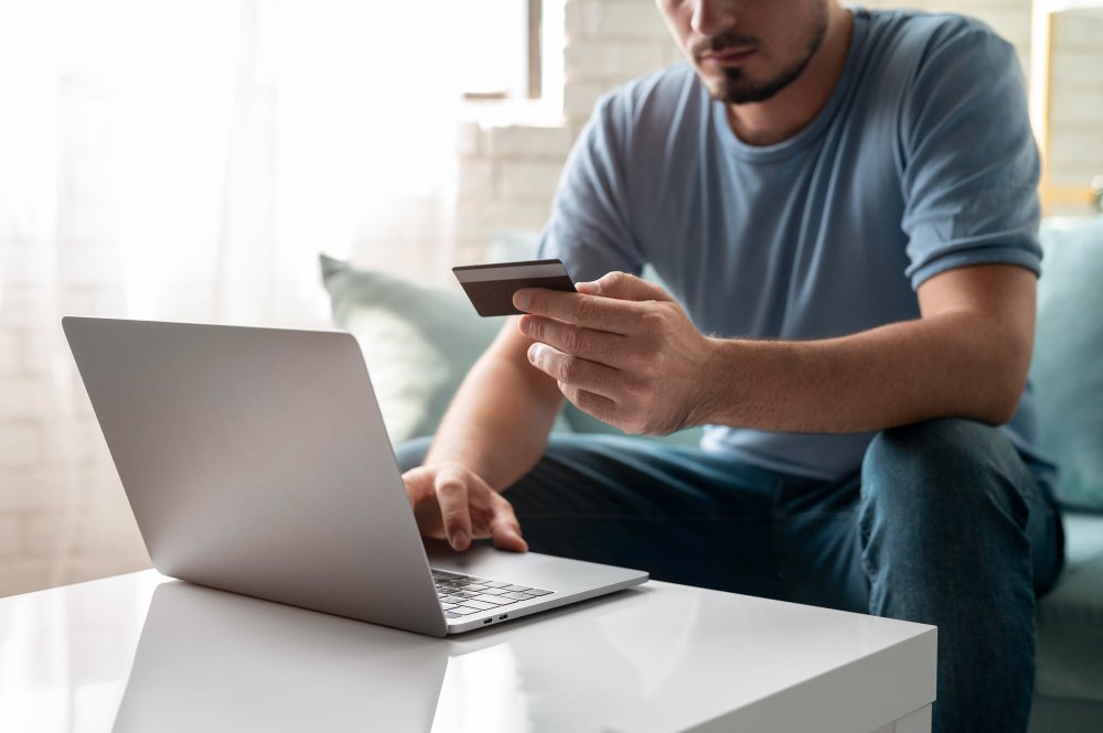 Limite Inicial do Cartão Digio? Tem Limite Mínimo? 2 homem usando seu cartao de credito para jogar online por um pedido