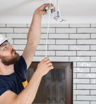 5 sinais de que a rede elétrica da sua casa precisa de revisão 1 eletricista 2