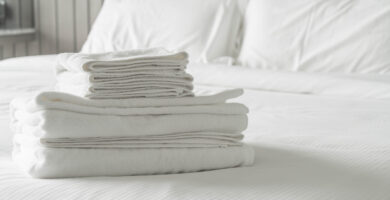 Com que frequência lavar roupas íntimas, toalhas e roupas de cama? 4 toalhas brancas